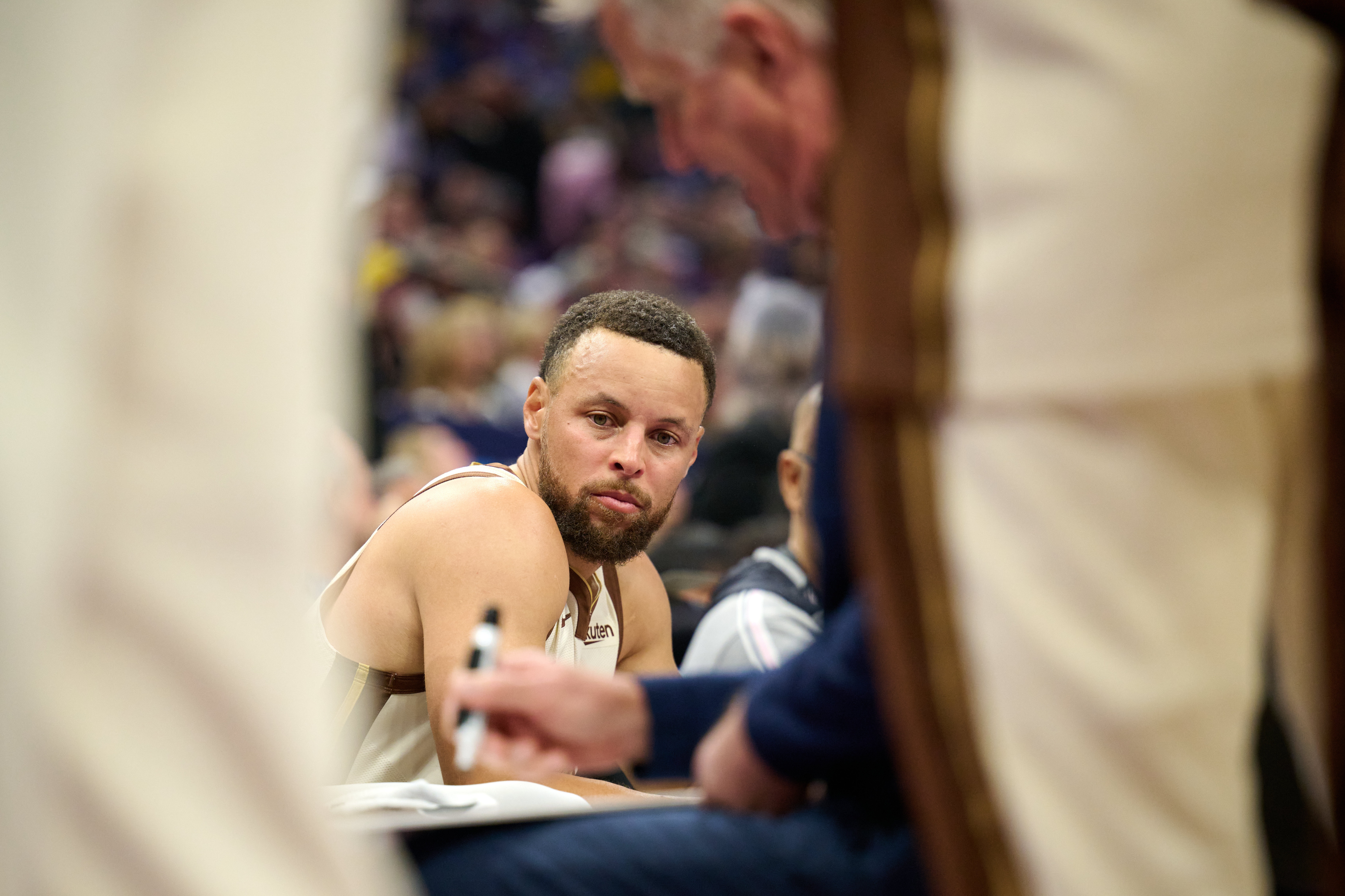 伤病影响!库里本季打43场&近6年新低 场均26.6分4.7助&三分39.3%